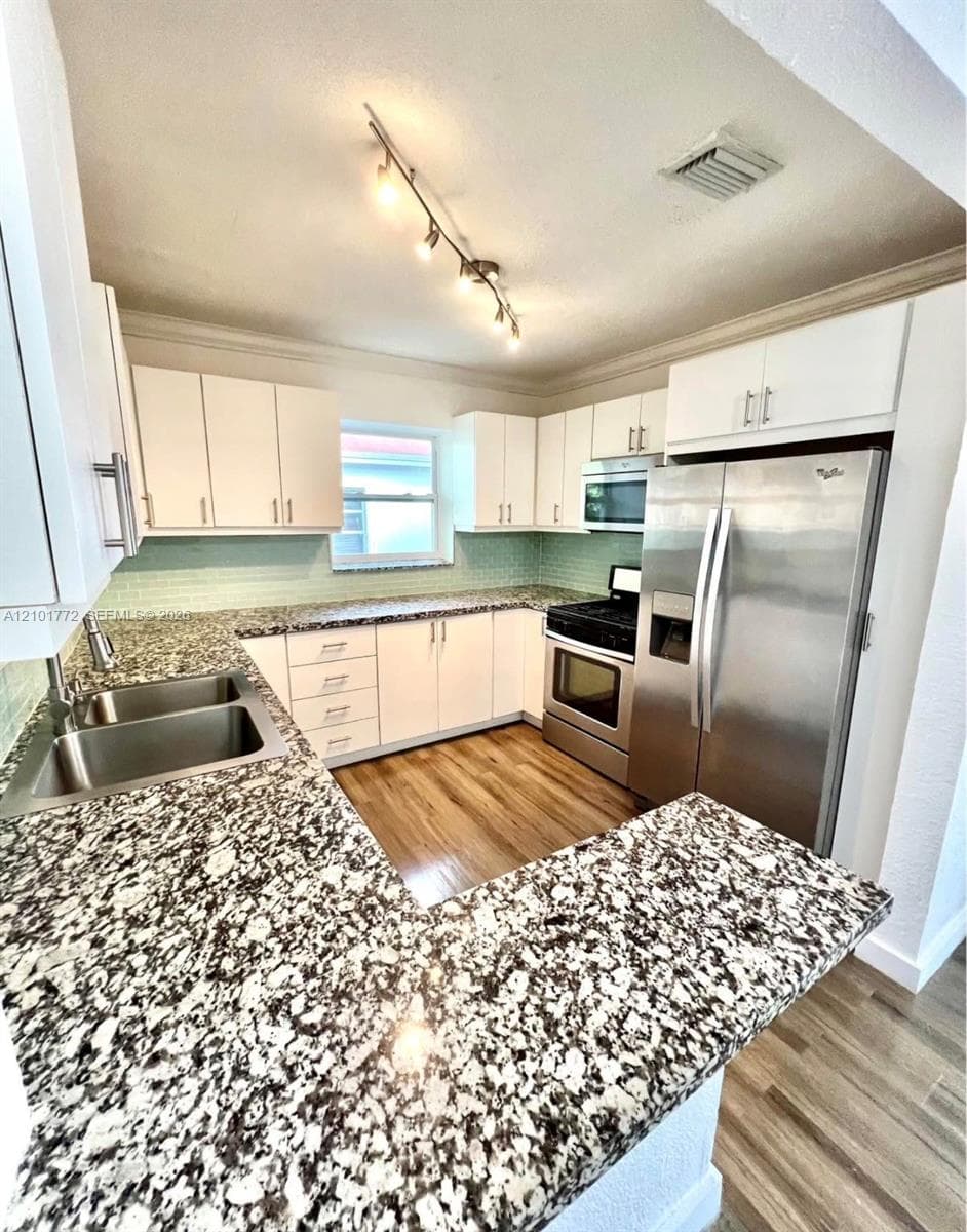 180 NW 32nd Pl #1 photo 9