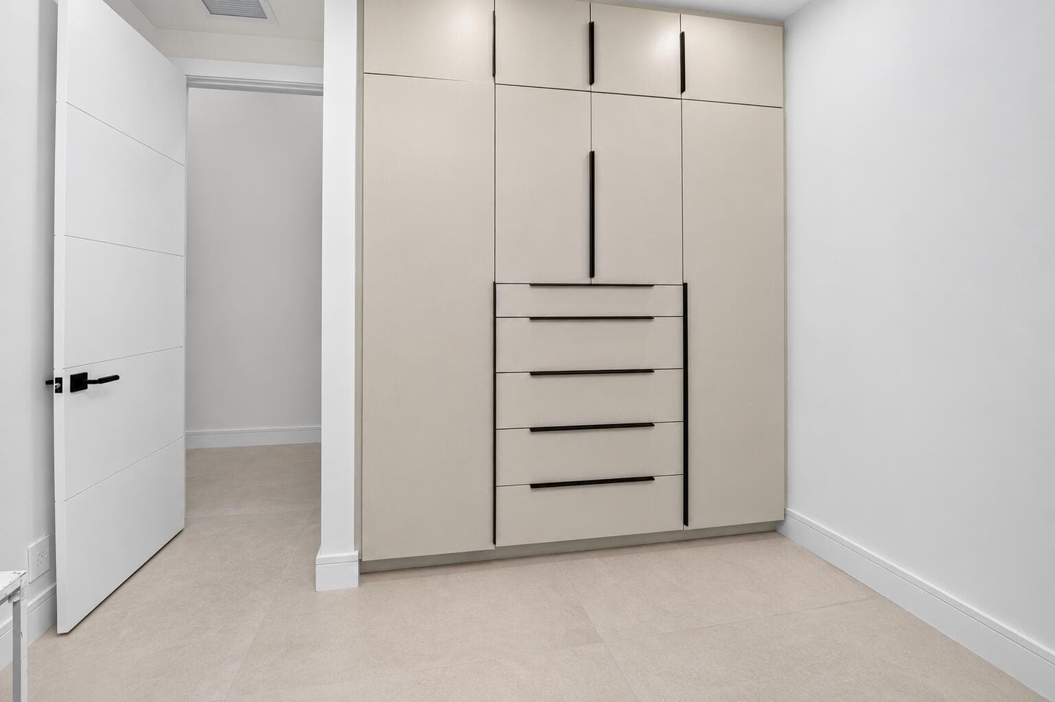 CLOSET bedroom 1
