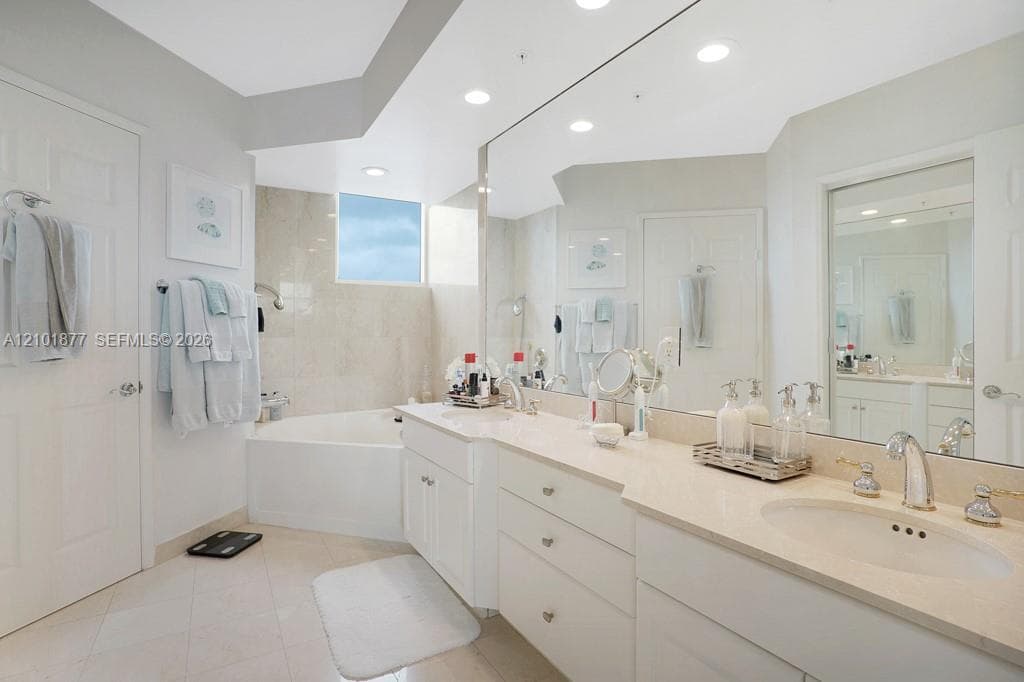 Hidden Bay · #2310 in Aventura - Photo 16