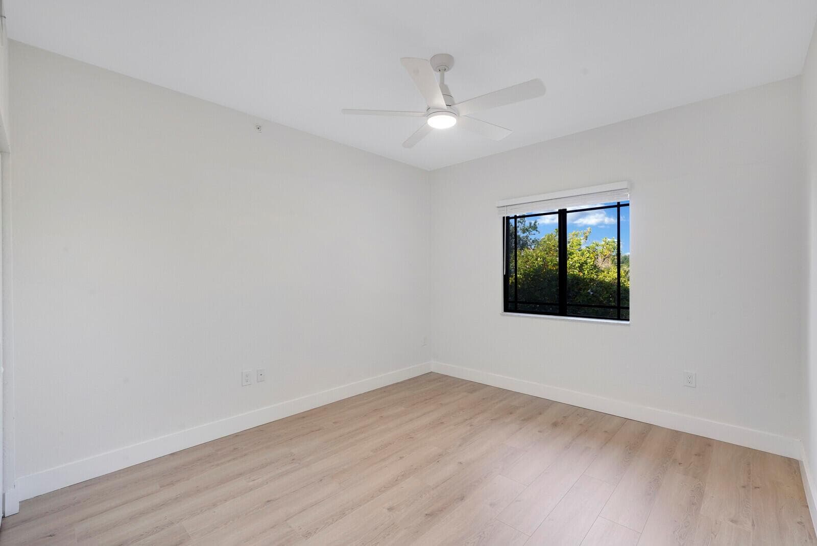 2724-305 2ND BED ROOM 1