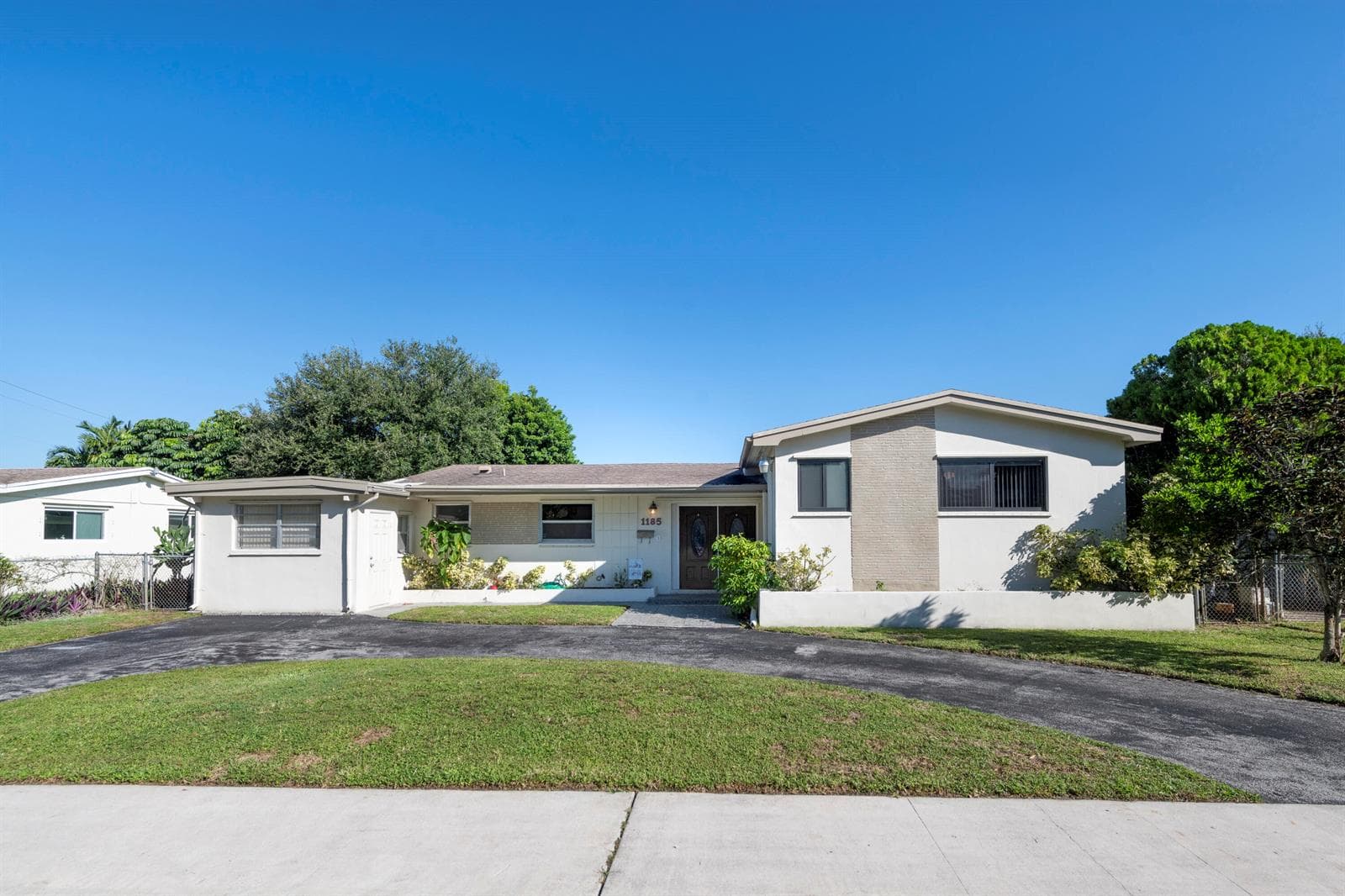 1185 NE 176 St - Windward Manor