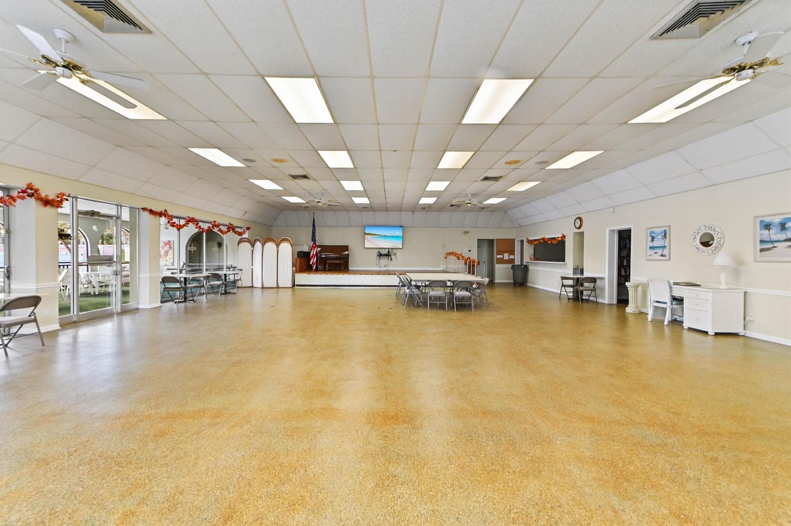 36 Clubhouse 01