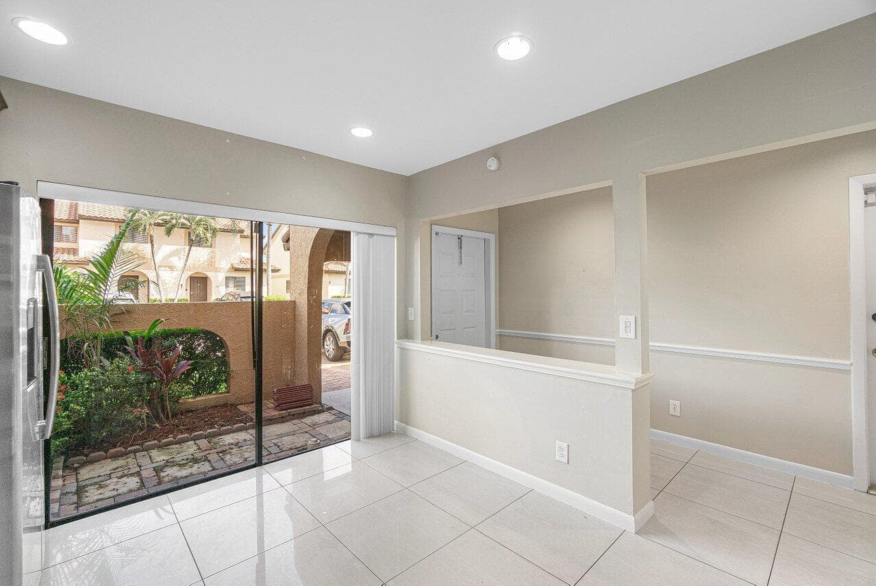 011-22068LasBrisasCircle-BocaRaton-FL-33