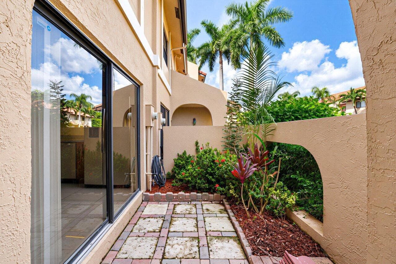 005-22068LasBrisasCircle-BocaRaton-FL-33
