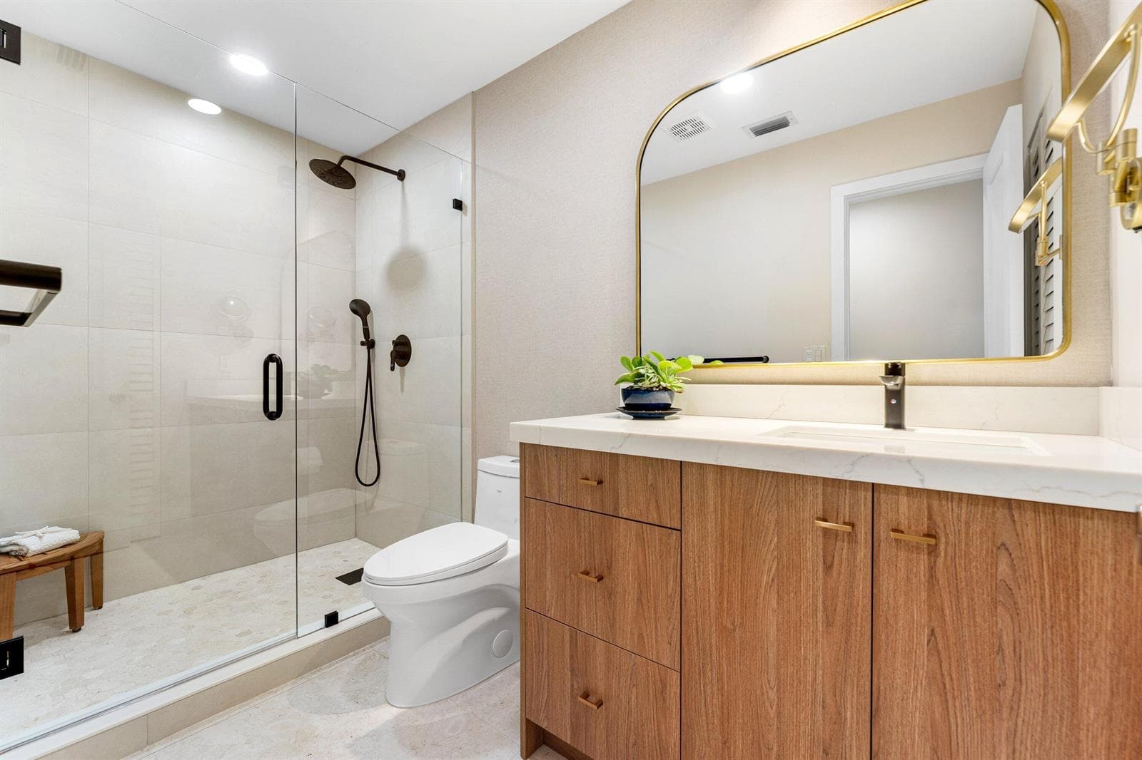 2nd Bathroom w/ Ratel Watersense Toilet