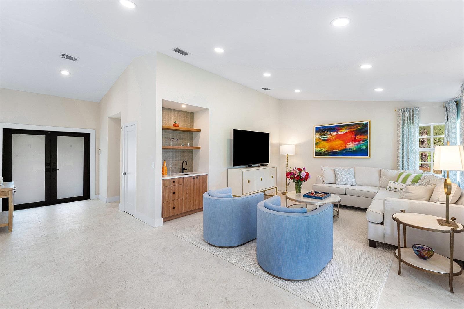 Spacious Living Room w/ Wet Bar