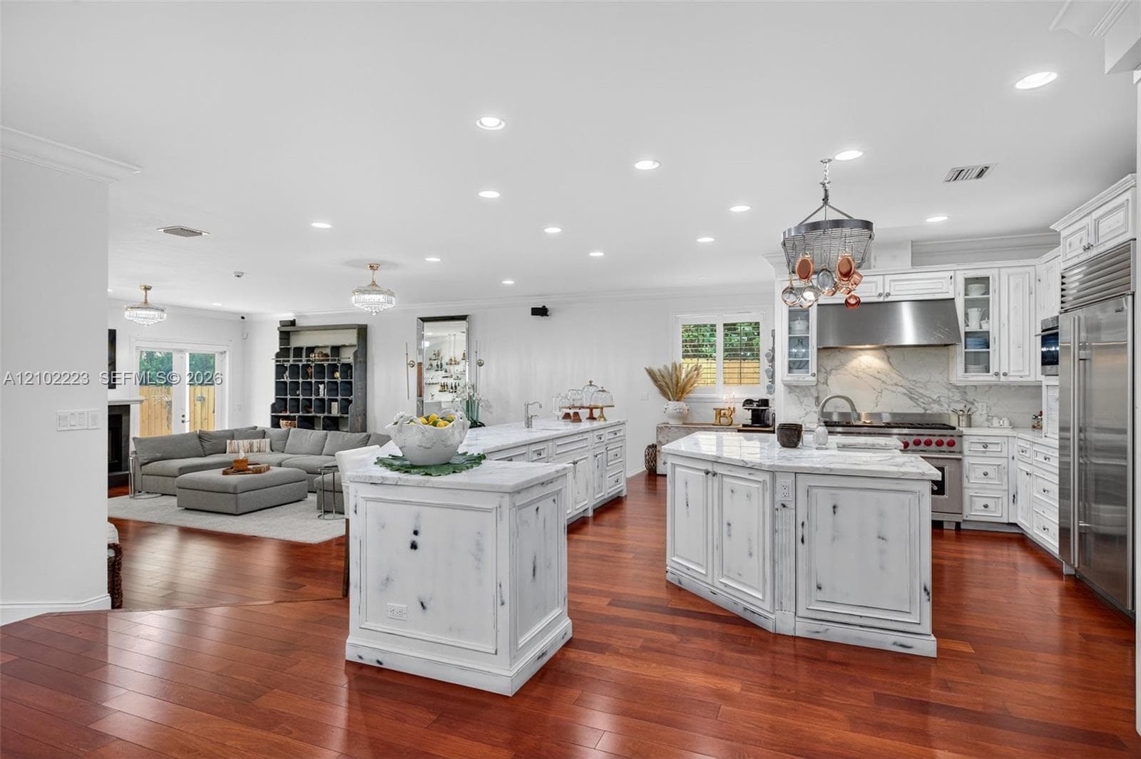 An impressive open concept chef’s kitchen, both expensive countertops, a generous, entertaining bar and a Spacious Center, Island perfectly designed for culinary, creativity and effortless entertaining.