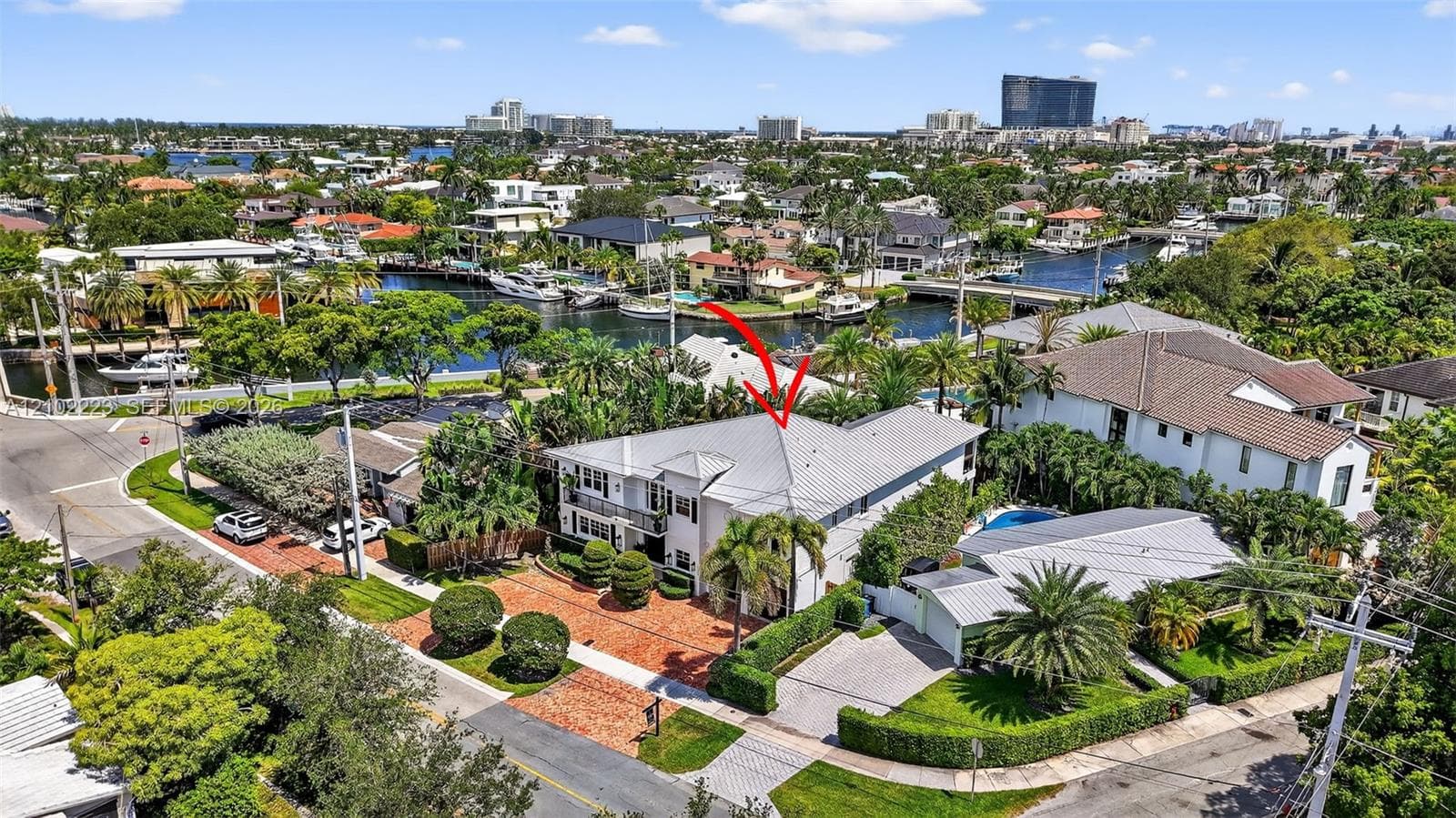 An exceptional setting and prestigious, Rio Vista or beautiful tree line streets neighborhood, parks and picture rescue waterfront surroundings create one of Fort Lauderdale‘s more desirable residential communities. This aerial showcases the homes proximity to stunning waterways luxury waterfront residence and newly expanded greater Fort Lauderdale Broward County convention center in the distance a wonderful blend of established neighborhood, character, coastal beauty and Urban convenience.