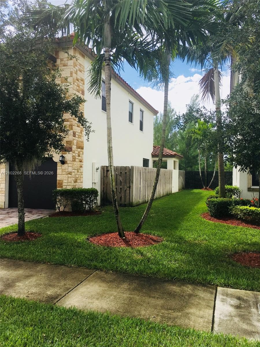 10310 NW 70th Ter photo 6