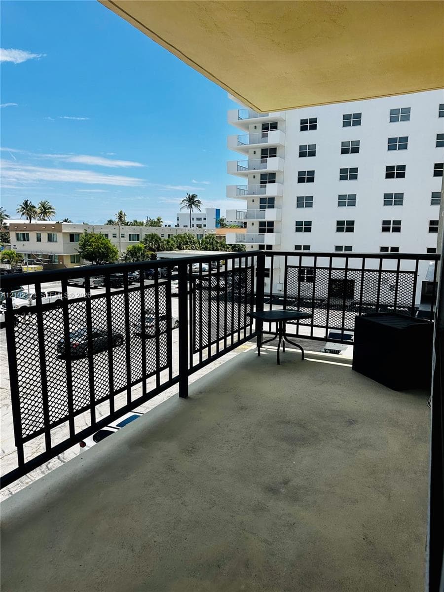 OXFORD TOWERS CONDO · #306 in Hollywood - Photo 10