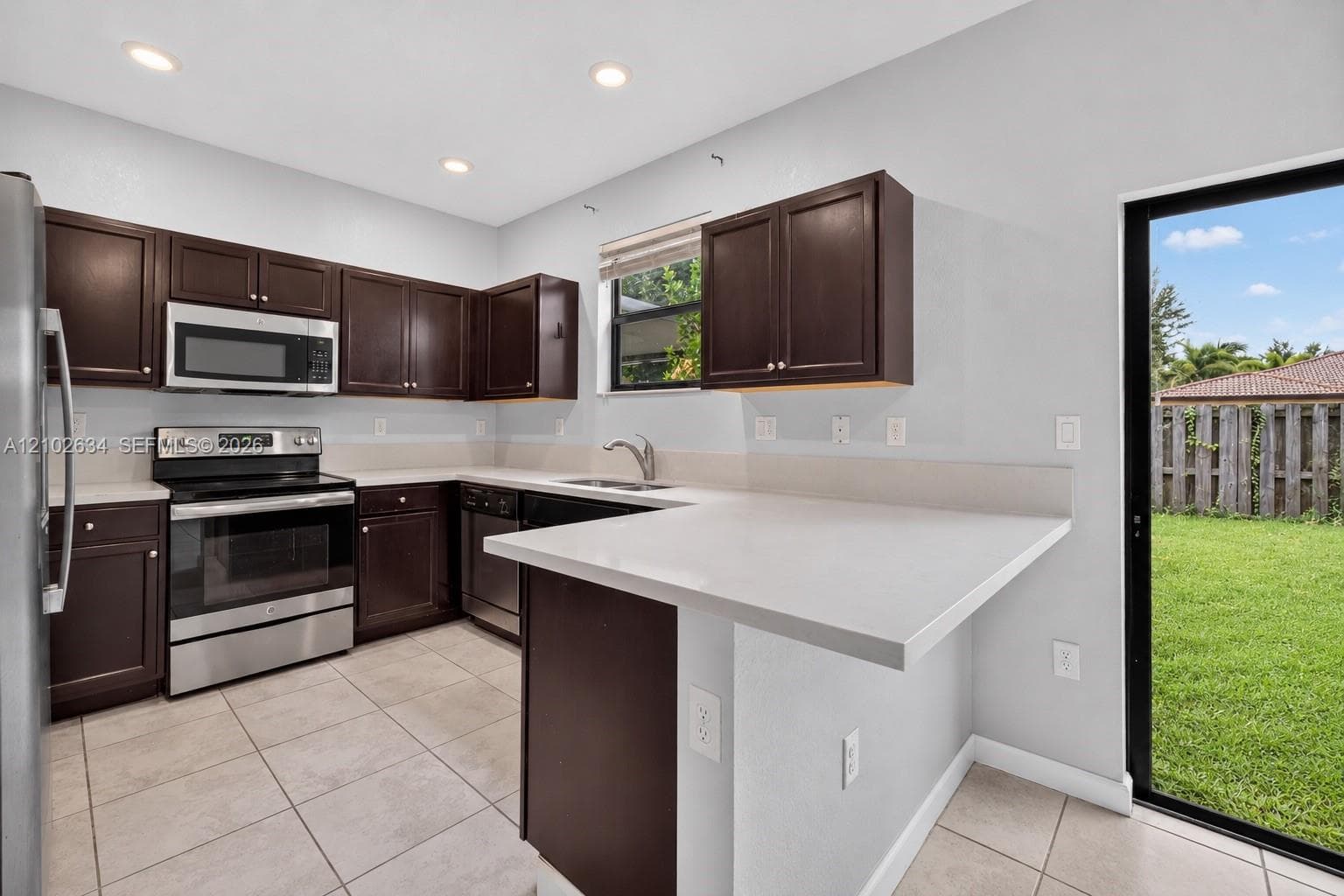 144 SE 37th Ter photo 2