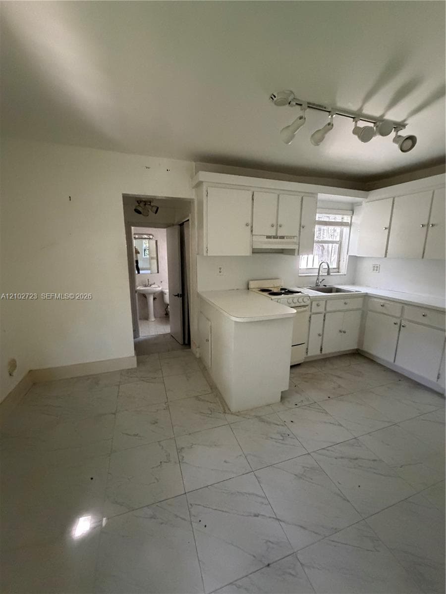 631 NE 60th St #A photo 2