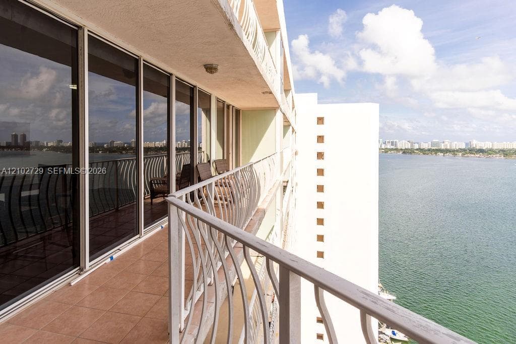 Grandview Palace · #PH124 in North Bay Village - Photo 3