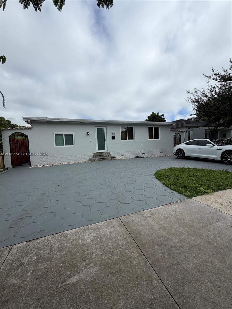 4335 SW 10th St photo 3