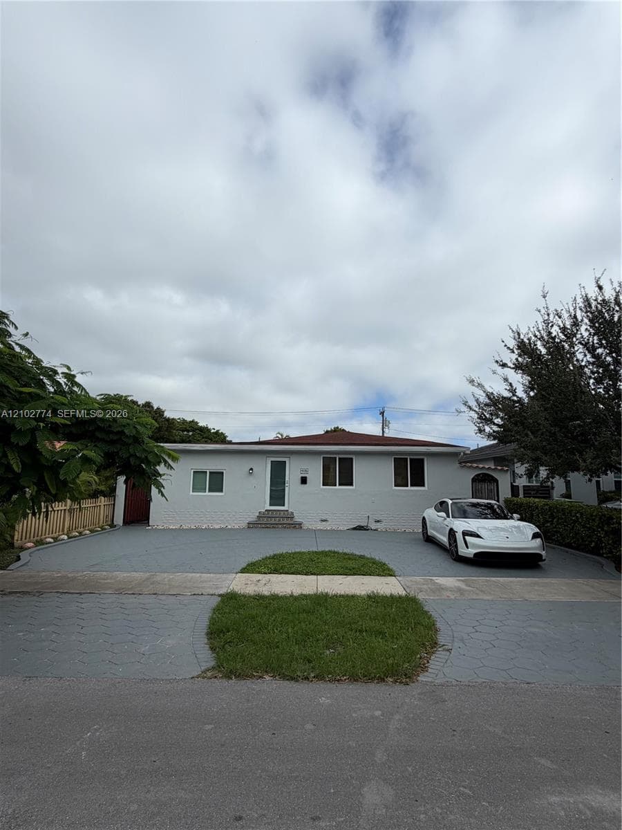 4335 SW 10th St photo 1