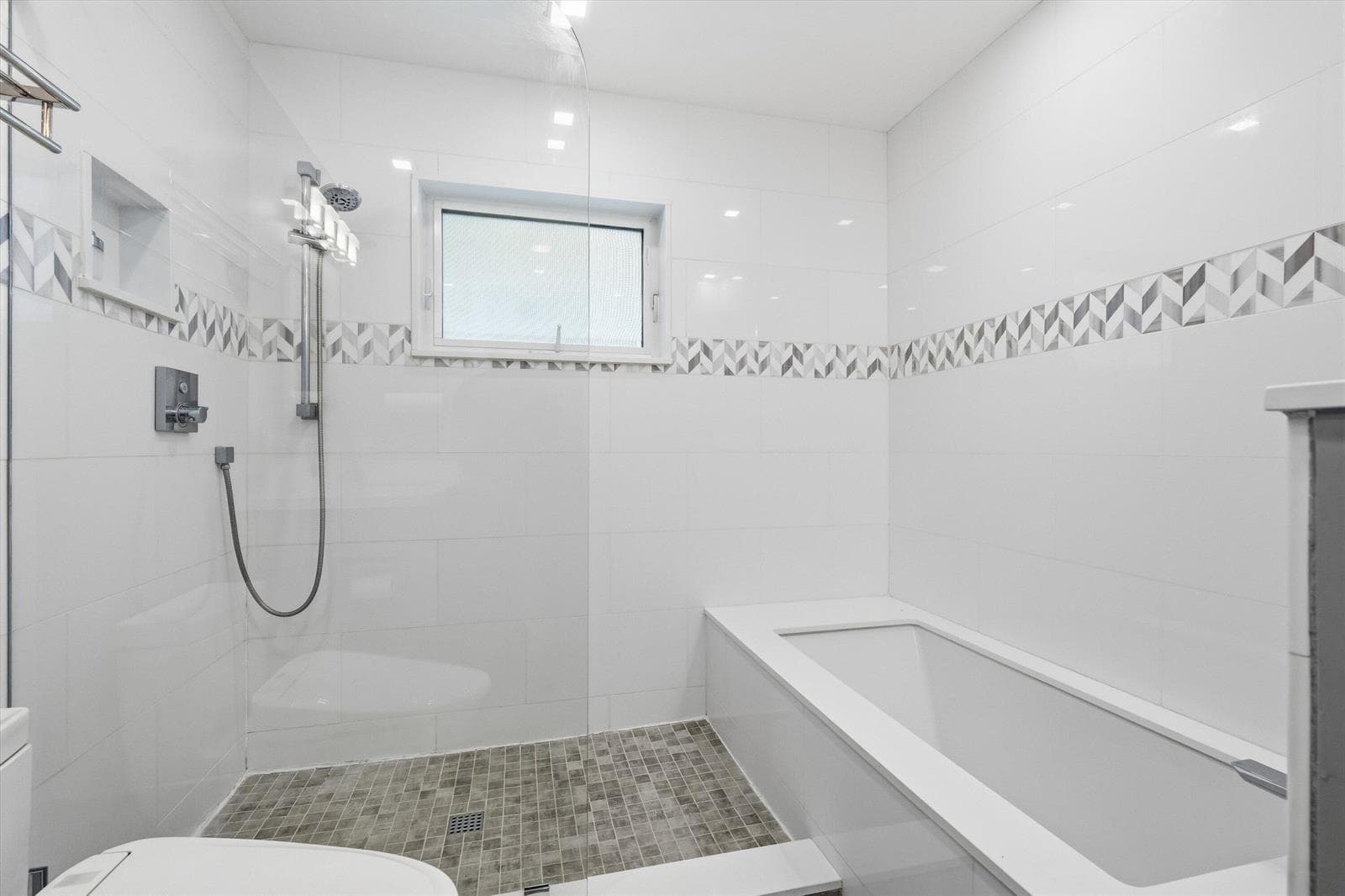 Guest Bath with tub