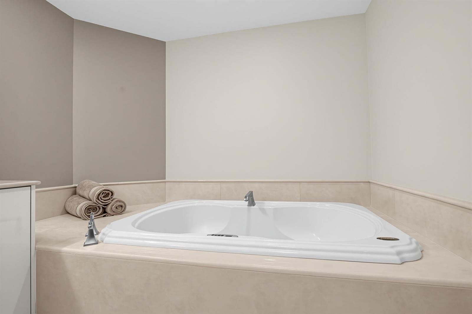 Huge Tub with Jets