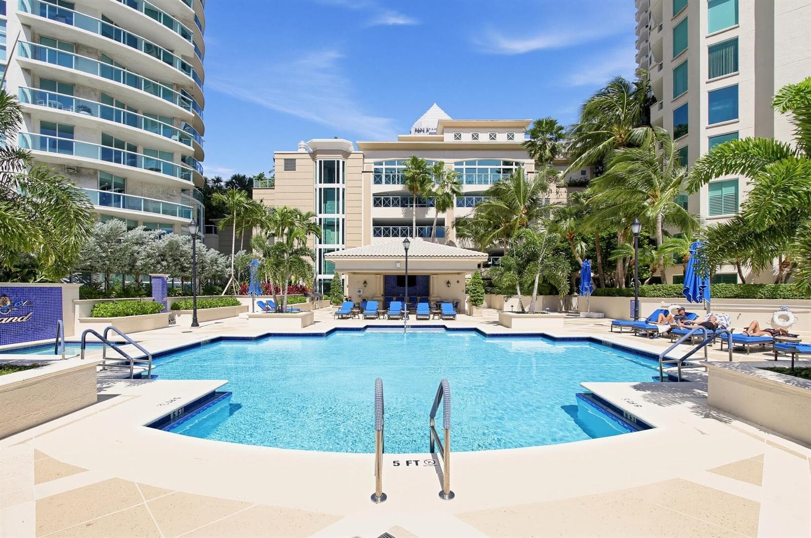 Sparking temperature-controlled pool