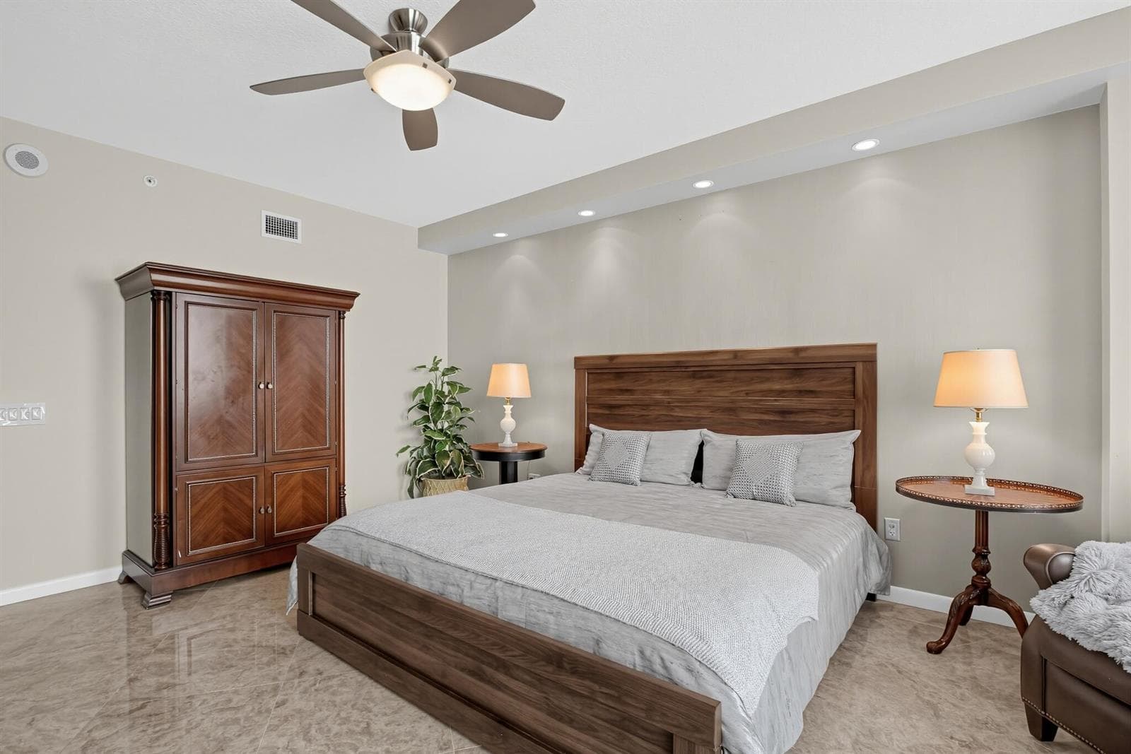 Large King-Size Bed + Sitting Area