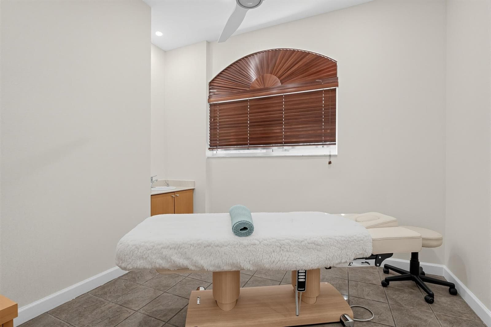 2 private Massage Rooms