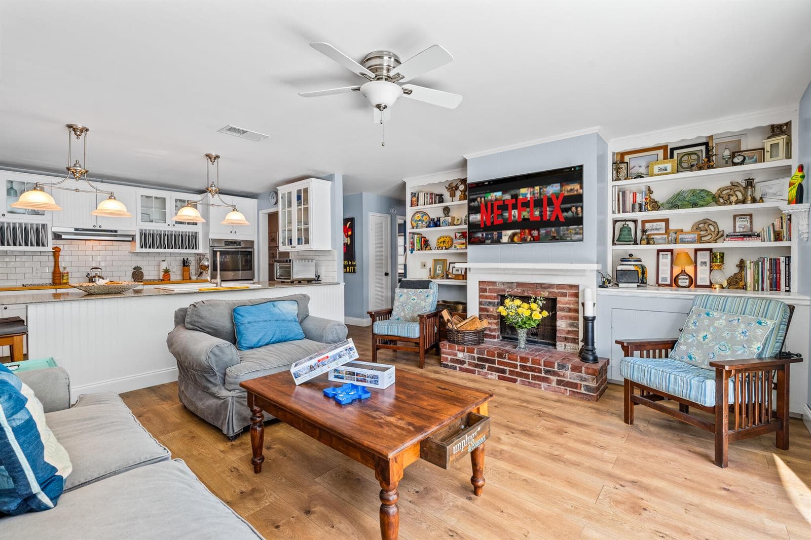 611 East Dr 8 Family Room