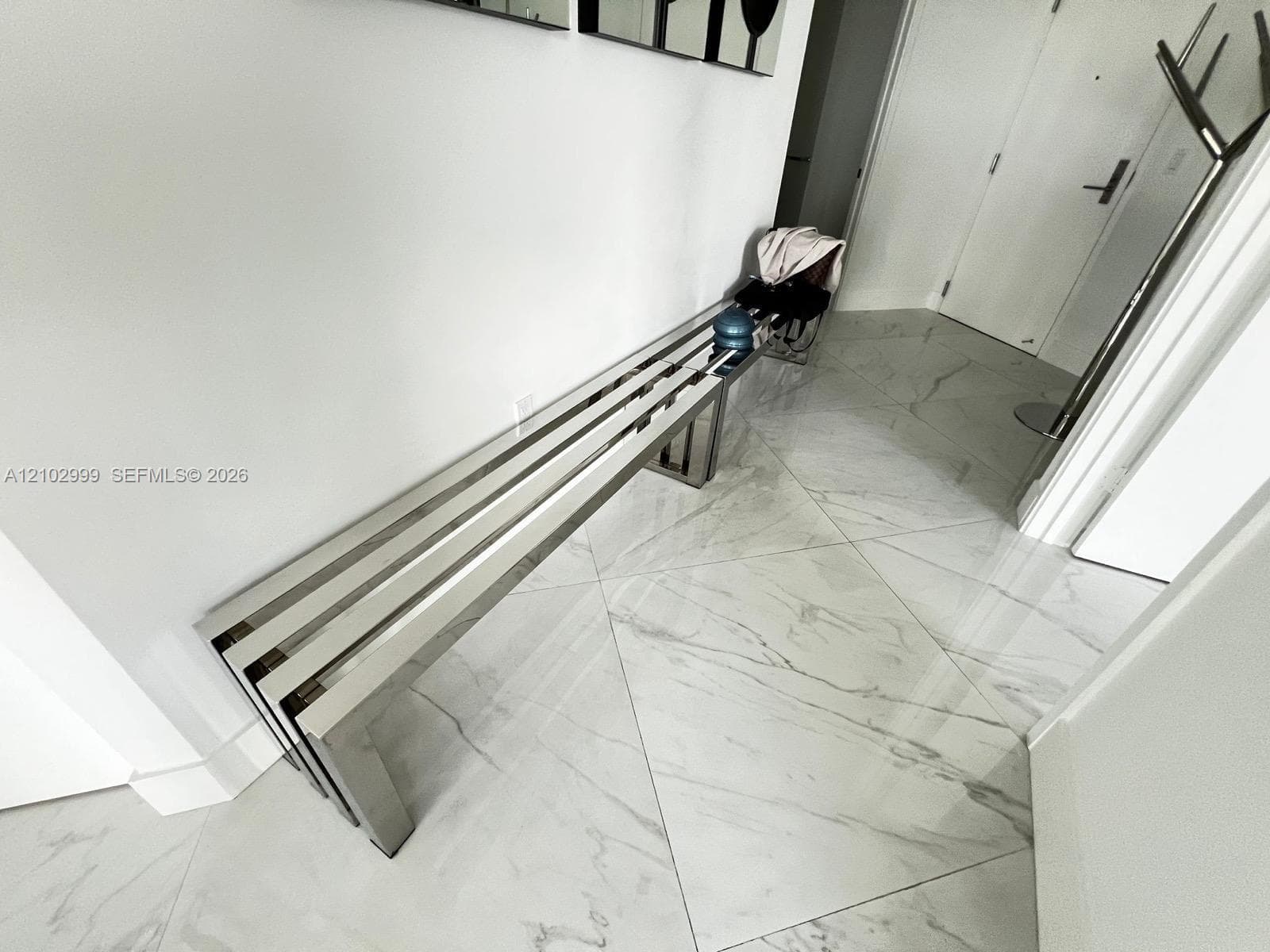 Large-format stone-patterned tile flooring finished with a polished surface