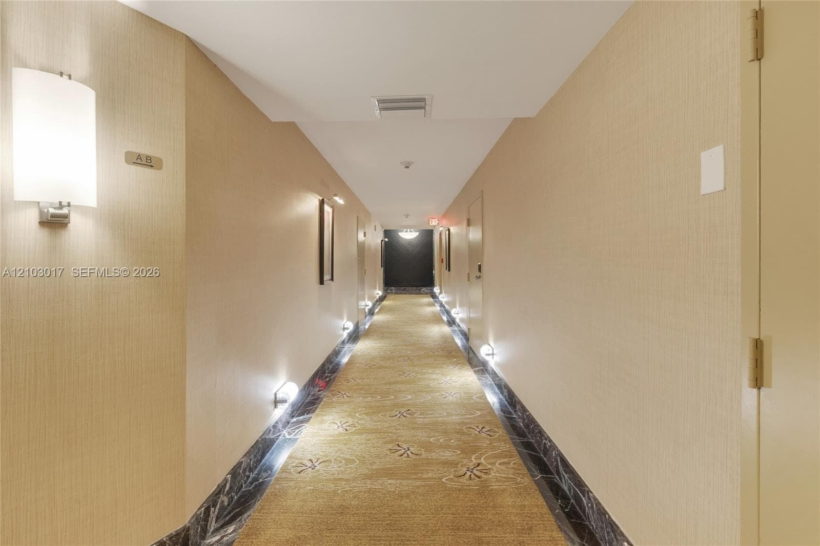 Building Hallway / Pasillo del edificio