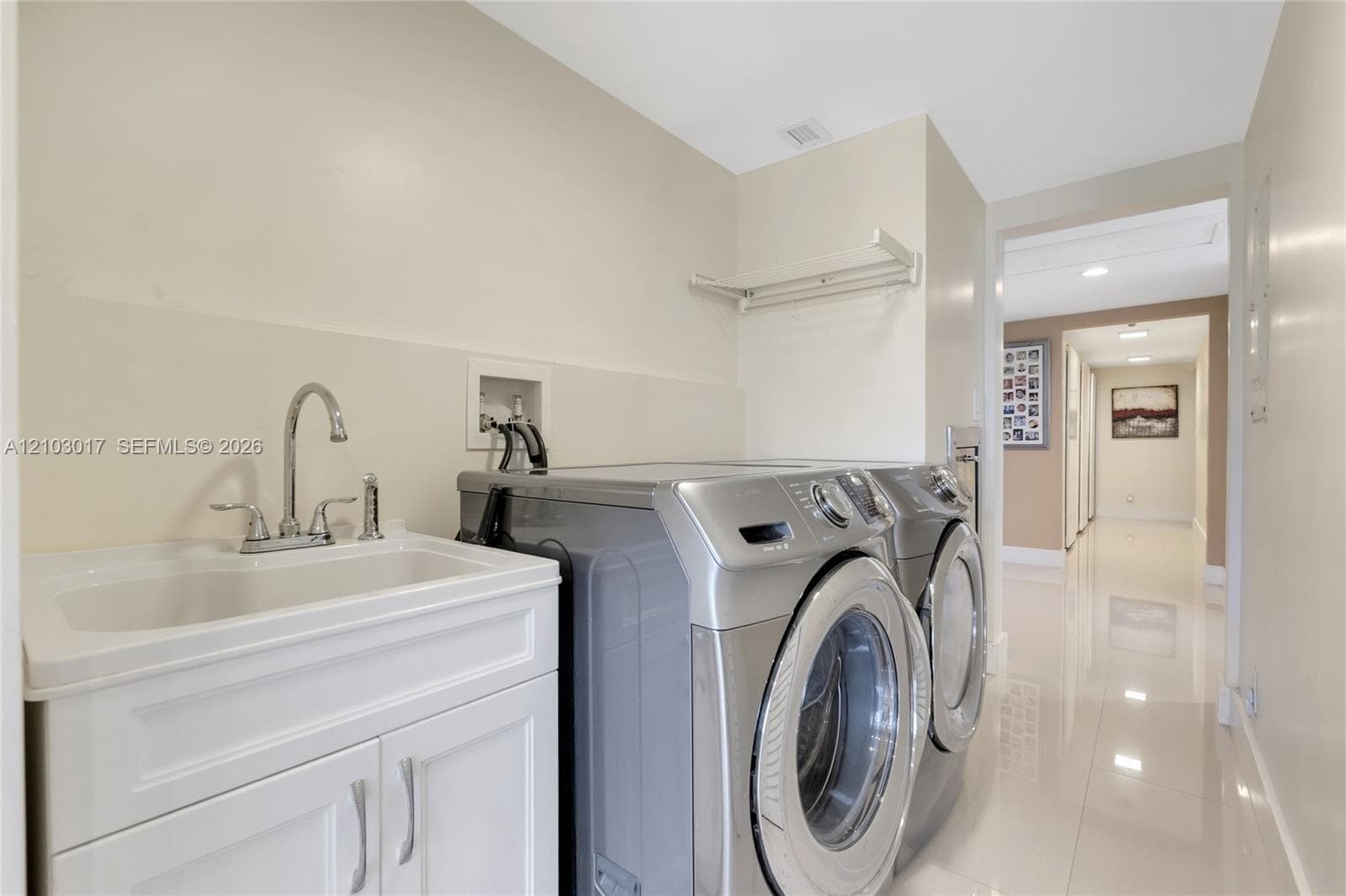 Laundry Room / Lavandería