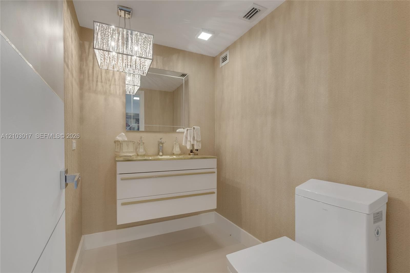 Half Bathroom / Medio baño