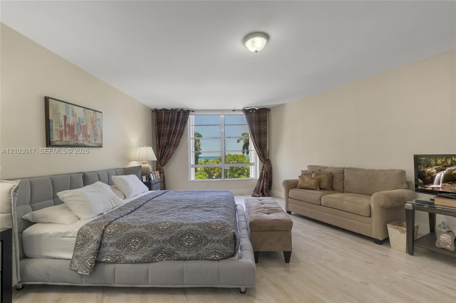 Primary Bedroom / Dormitorio principal