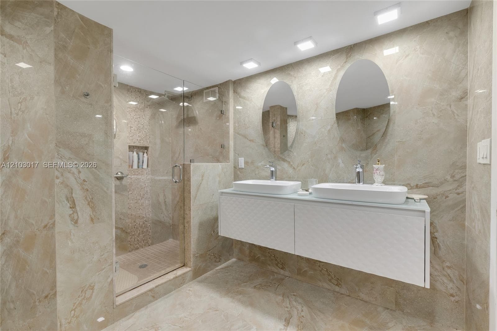Primary Bathroom / Baño principal