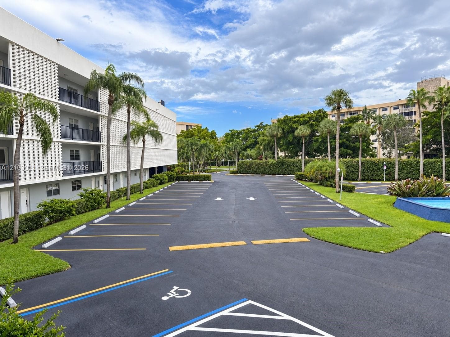 AZURE LAKE CONDO · #107 in Miami - Photo 23