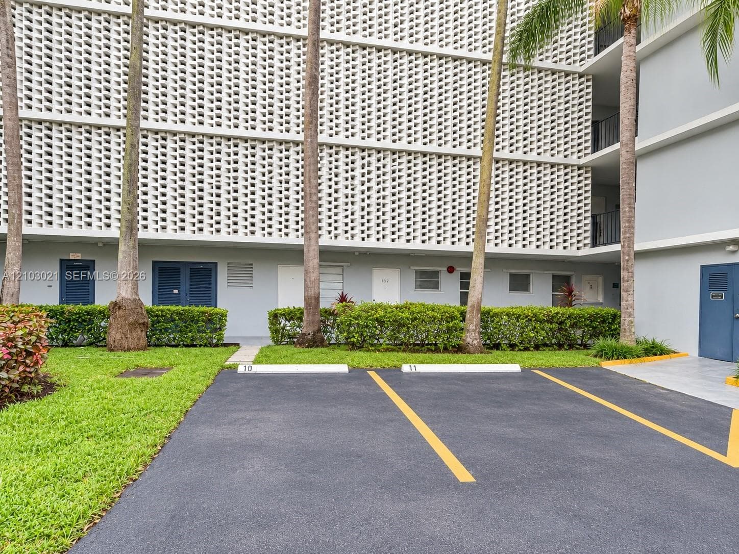 AZURE LAKE CONDO · #107 in Miami - Photo 24