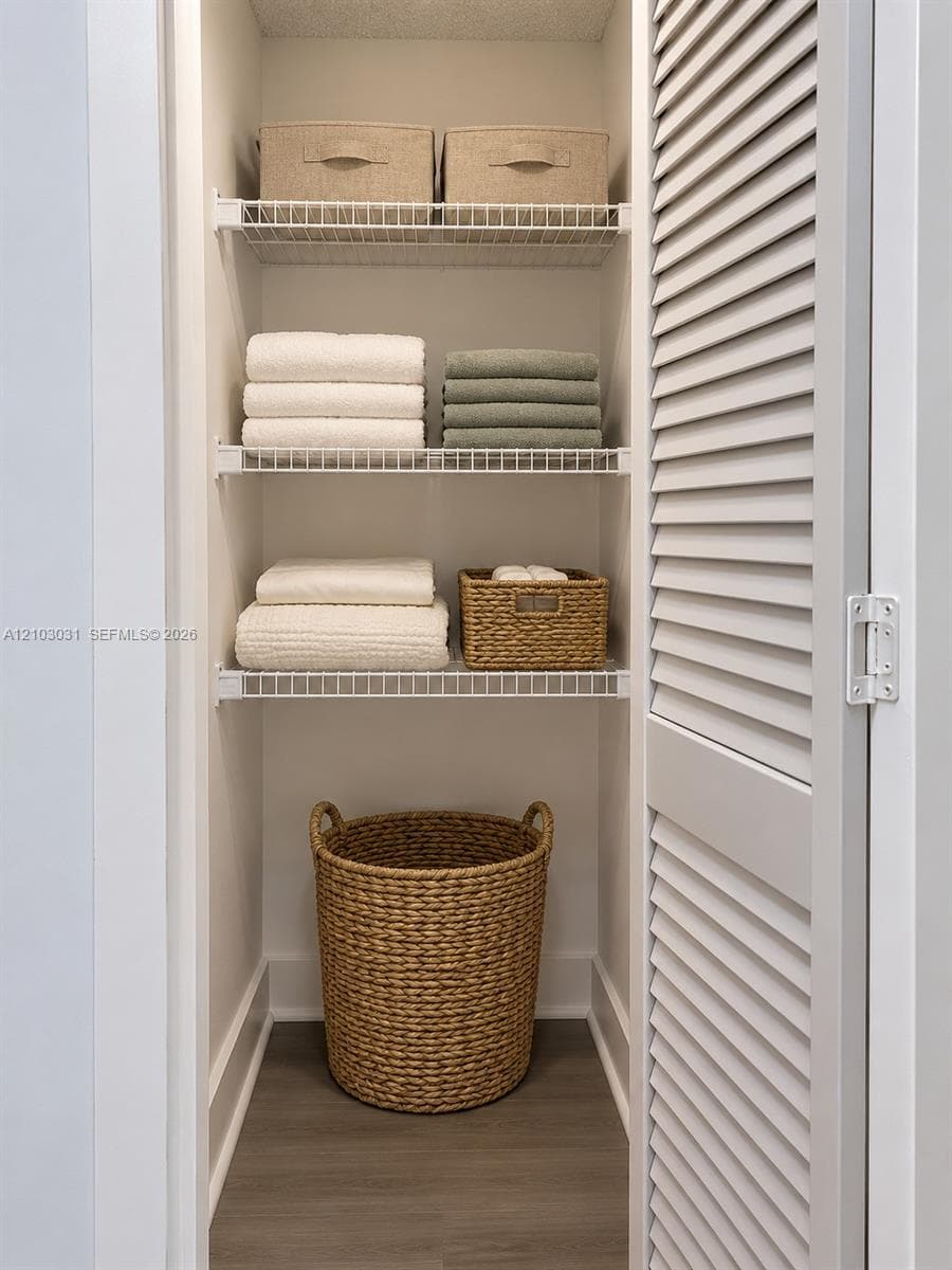 Closet 1irtually staged
