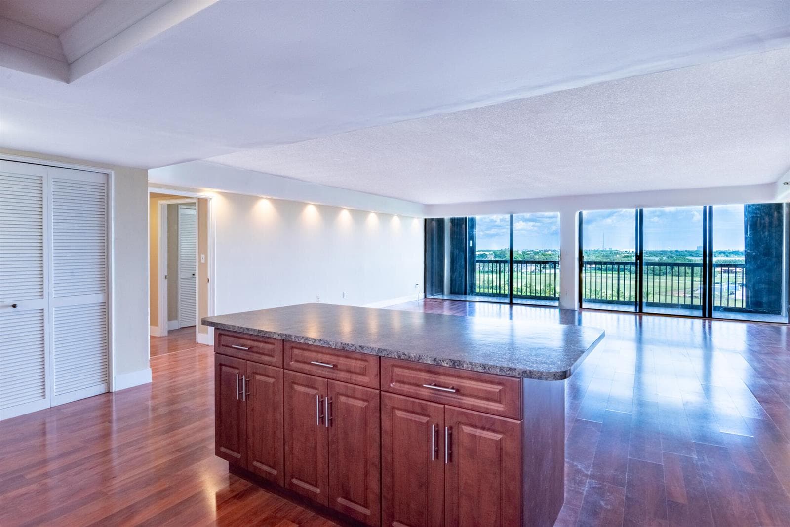 © Clark- 2480 Presidential Way 903-009
