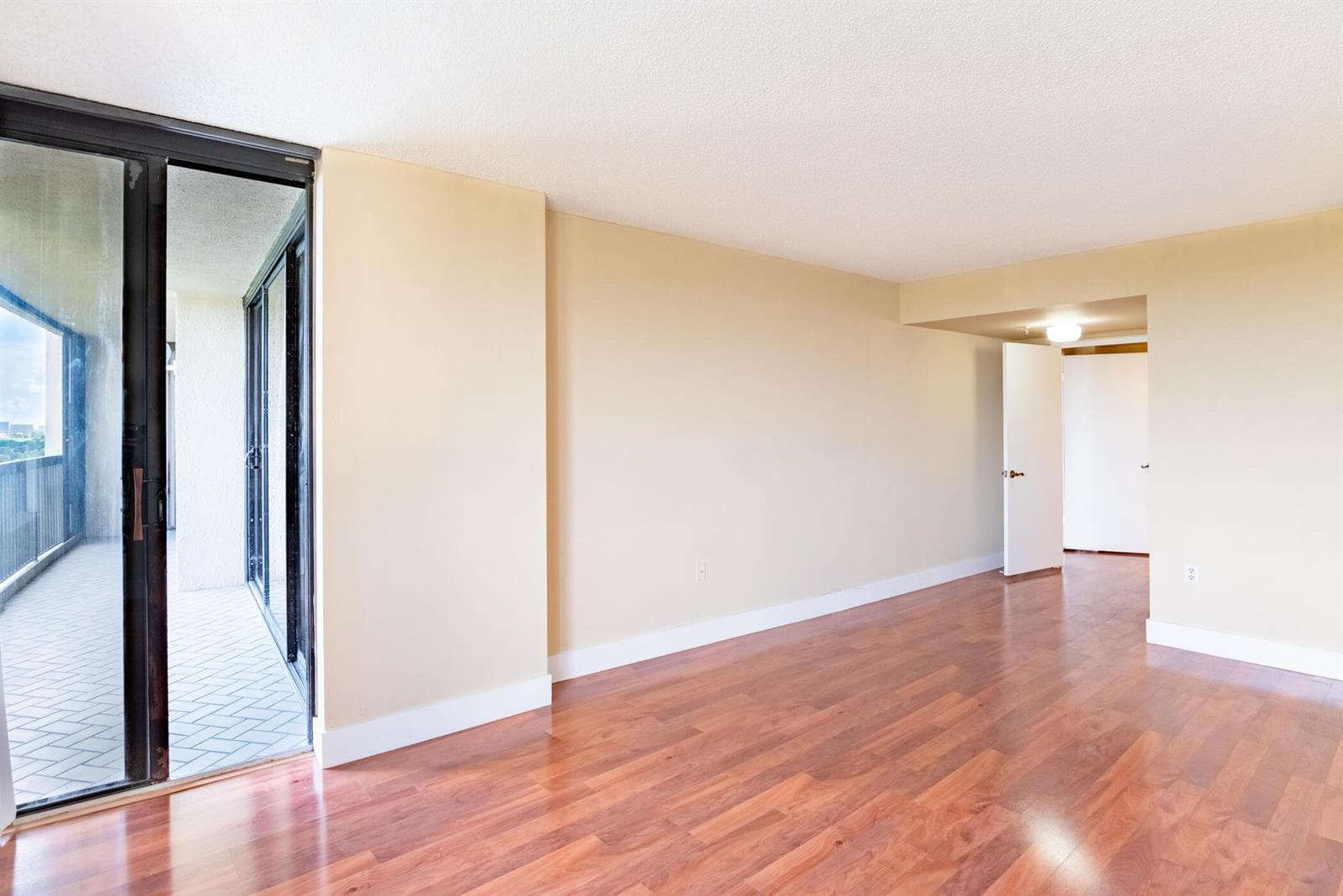 © Clark- 2480 Presidential Way 903-003