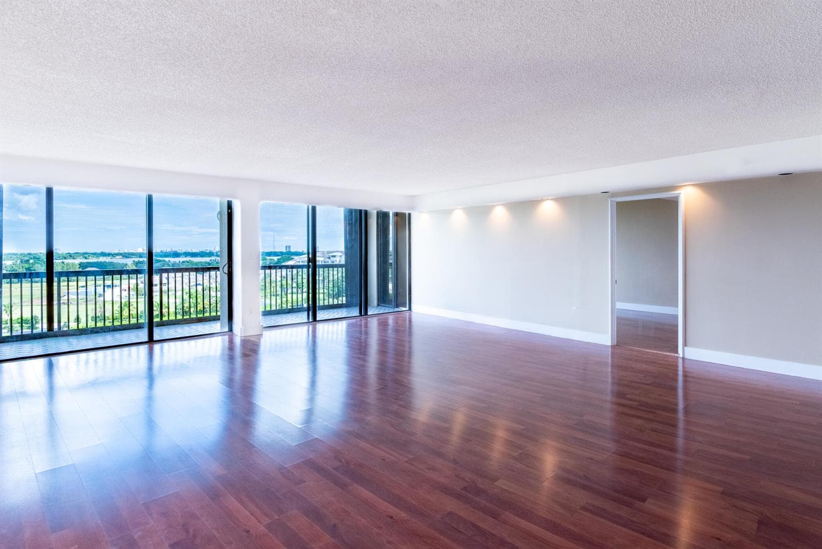 © Clark- 2480 Presidential Way 903-010