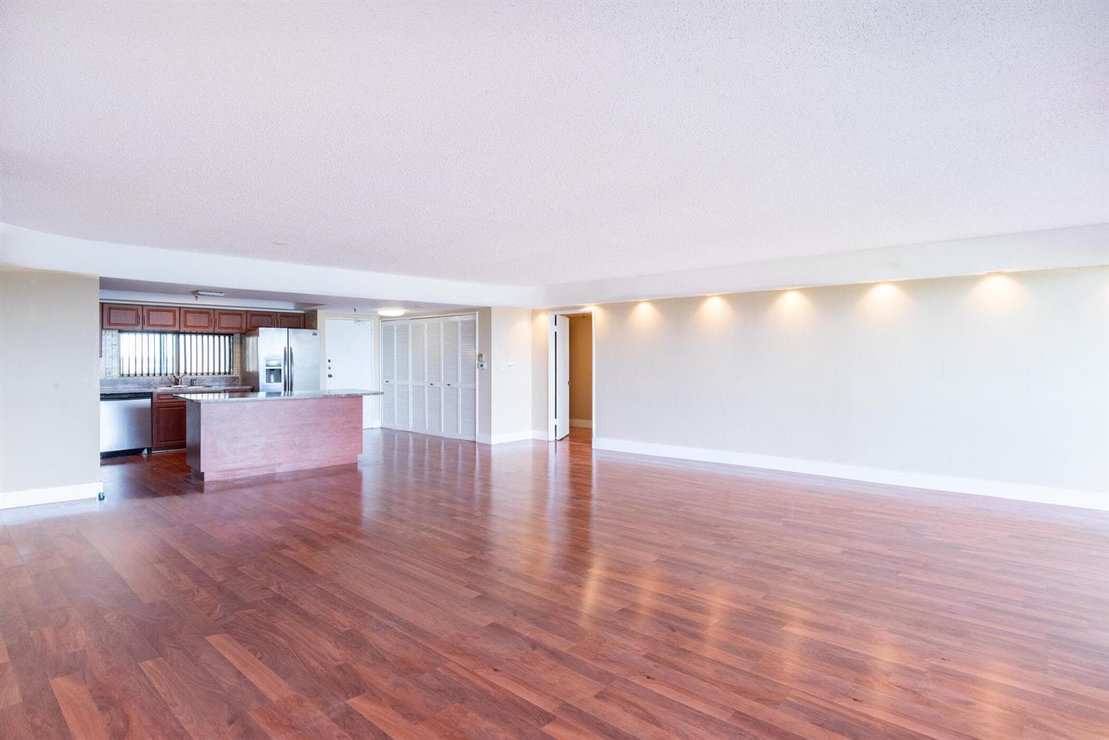 © Clark- 2480 Presidential Way 903-012