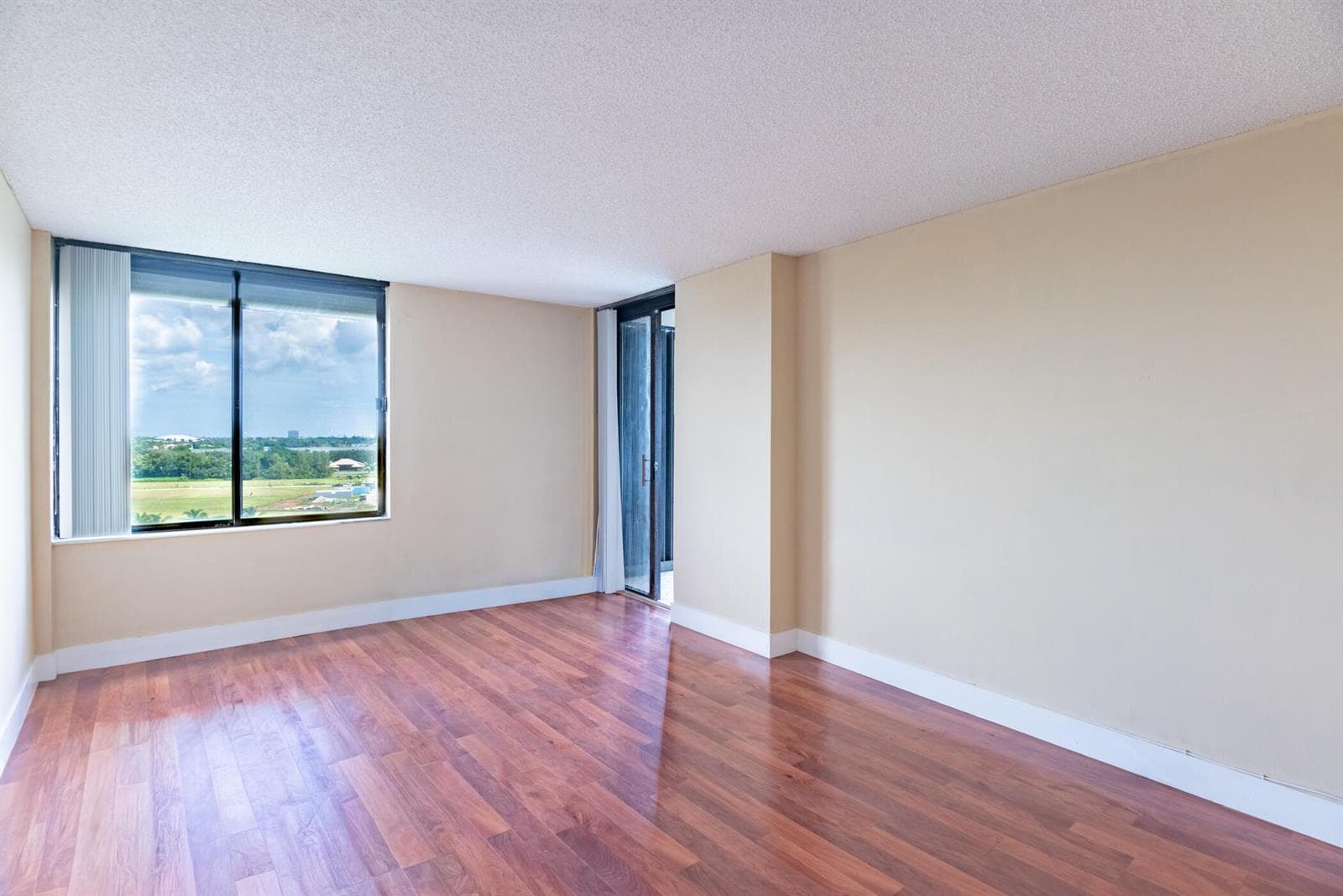 © Clark- 2480 Presidential Way 903-002