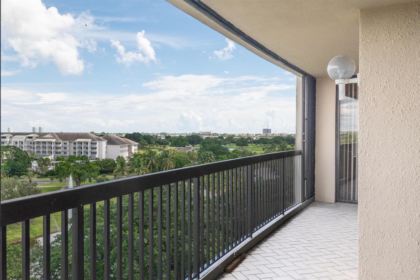© Clark- 2480 Presidential Way 903-004