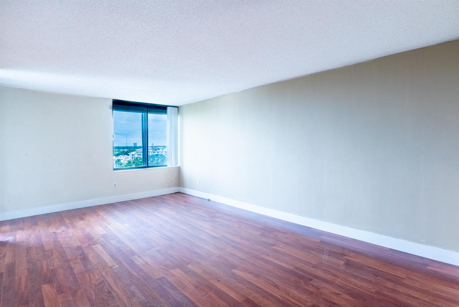 © Clark- 2480 Presidential Way 903-018