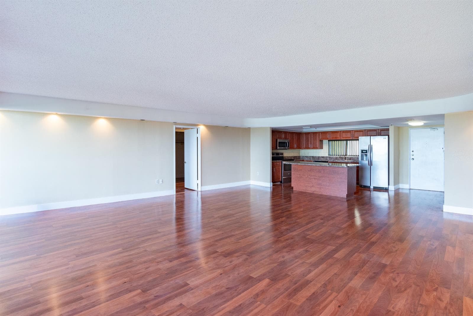 © Clark- 2480 Presidential Way 903-011