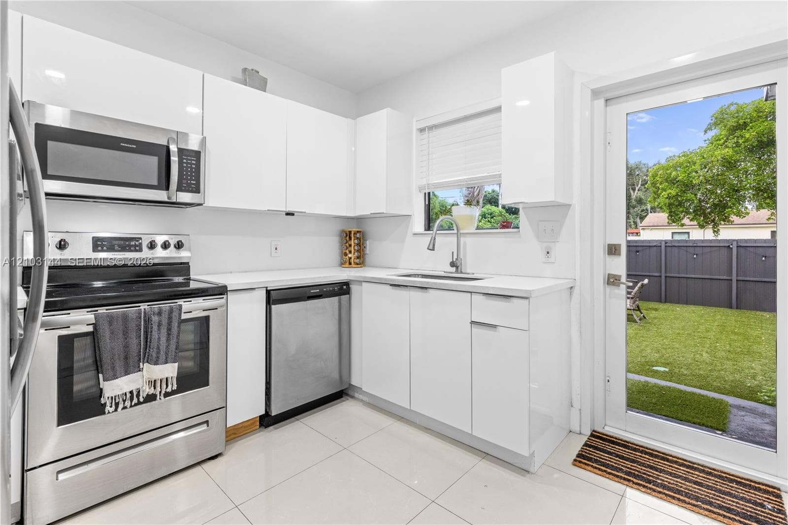 1195 NE 147th St #. photo 11