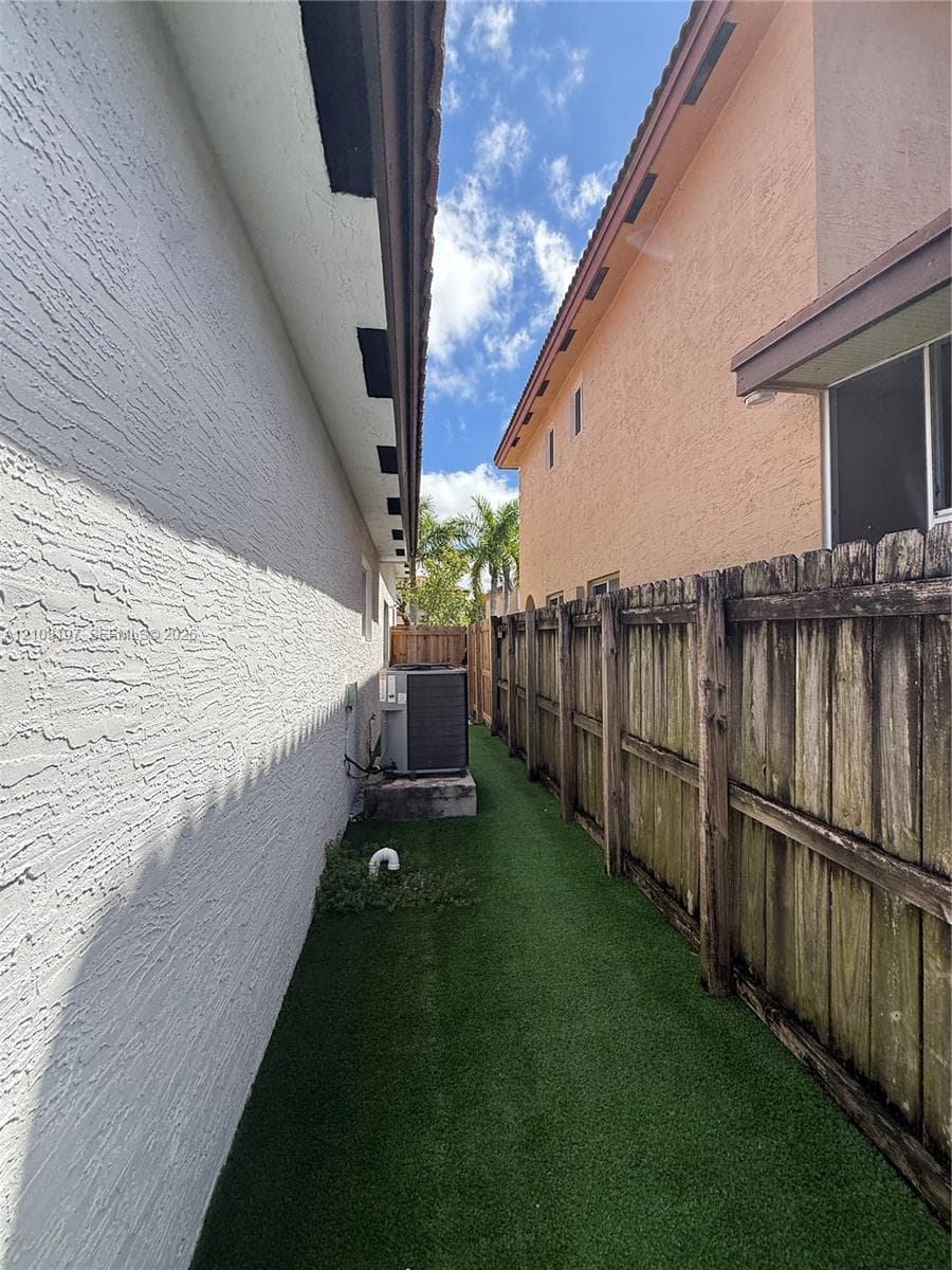 2514 NE 41 photo 24
