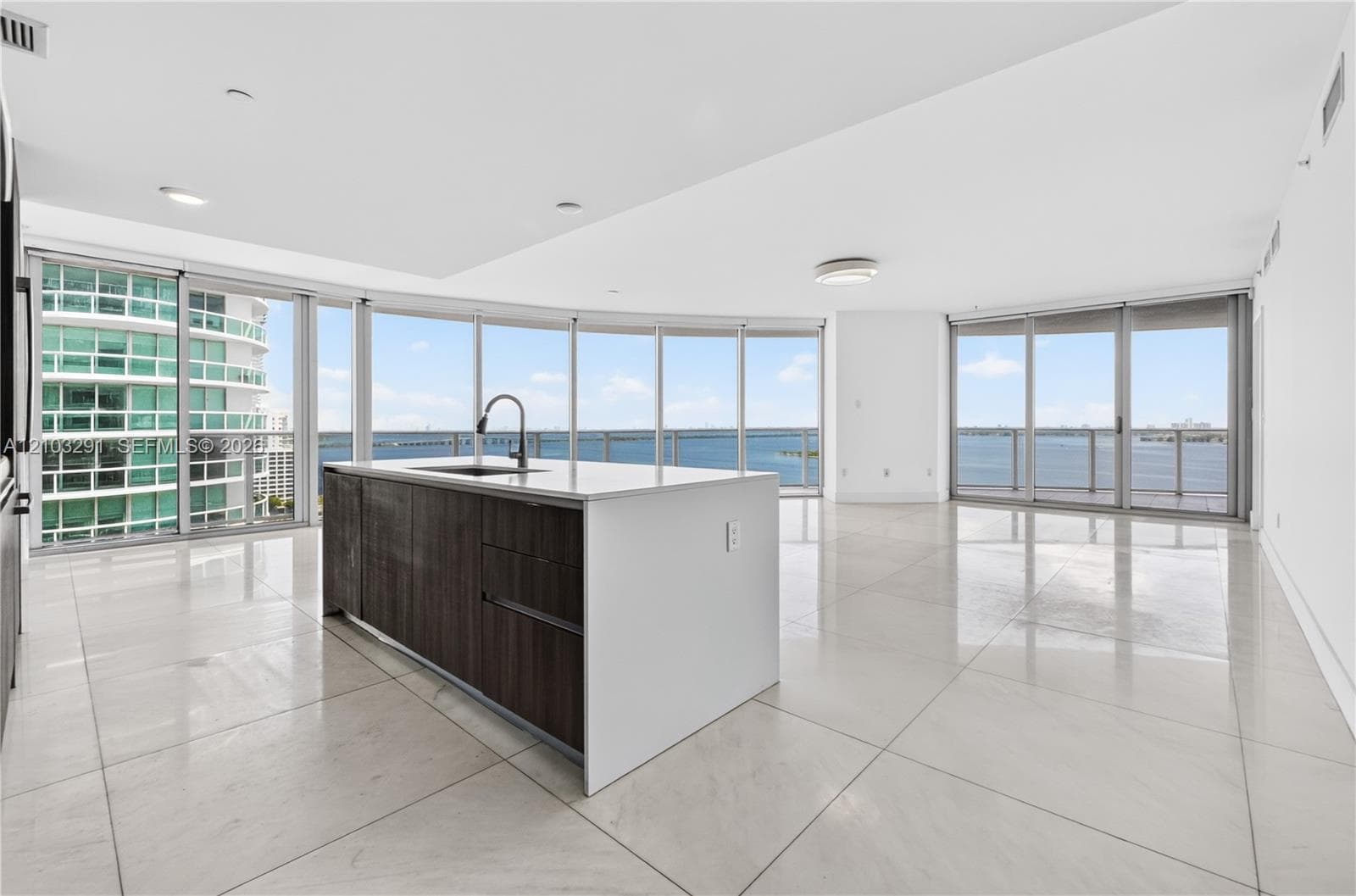 living room/kitchen