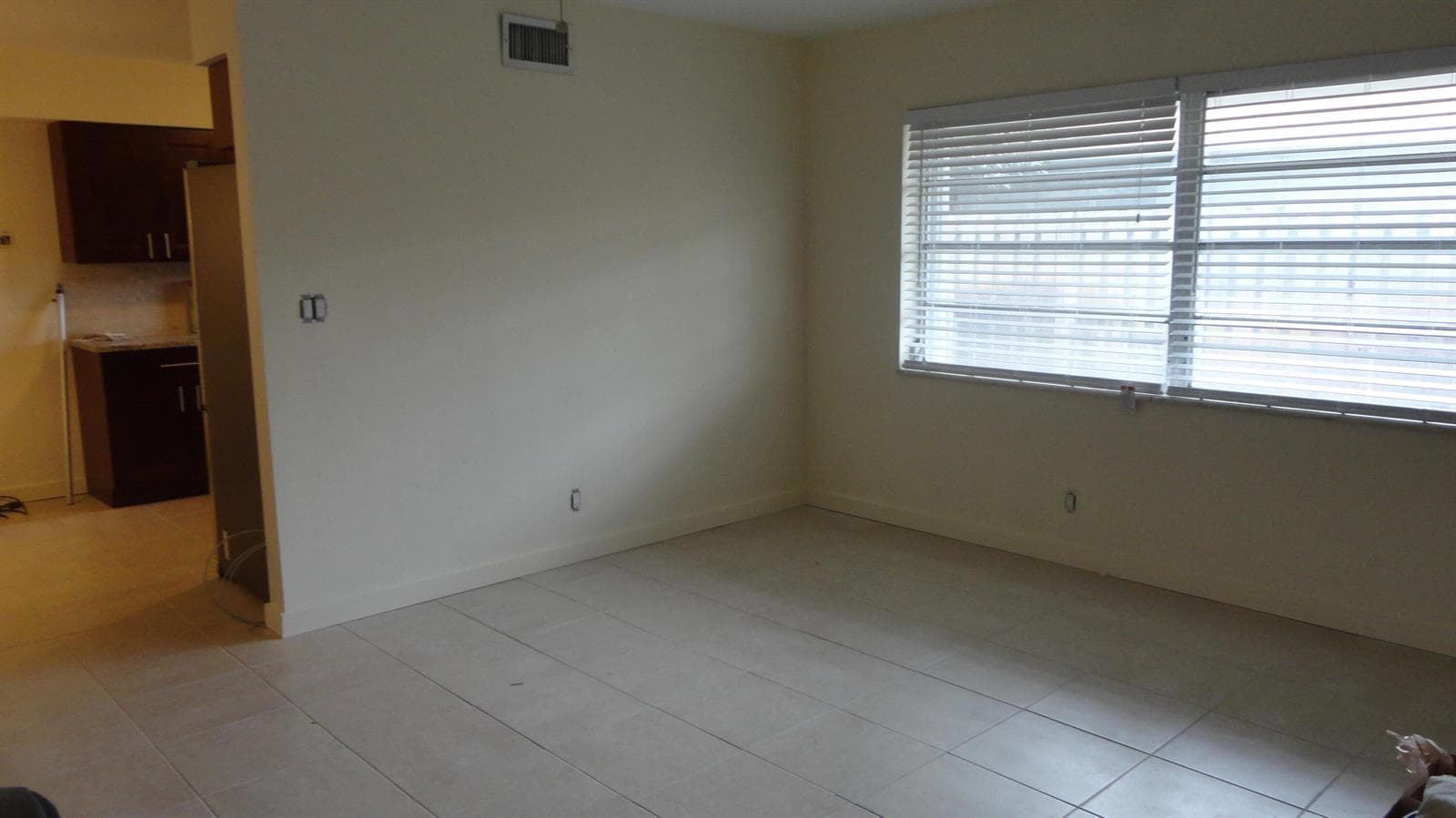 OLDAKER 18 AVE RENT LIVING ROOM 2