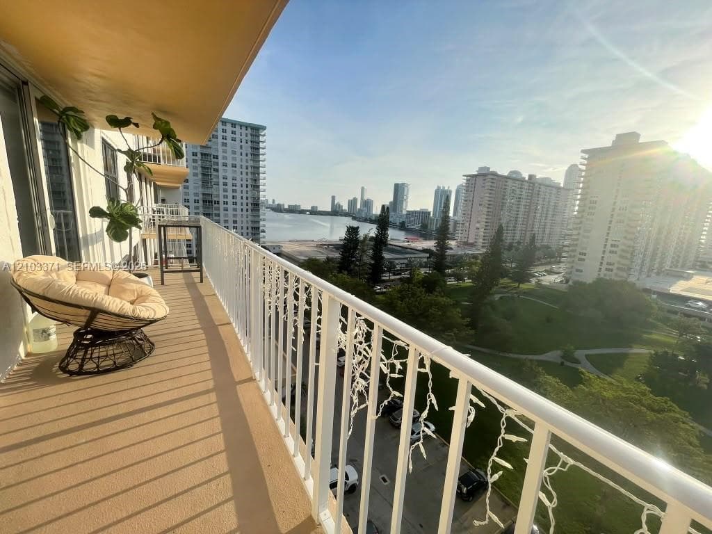 WINSTON TOWERS 700 CONDO · #1118 in Sunny Isles Beach - Photo 2