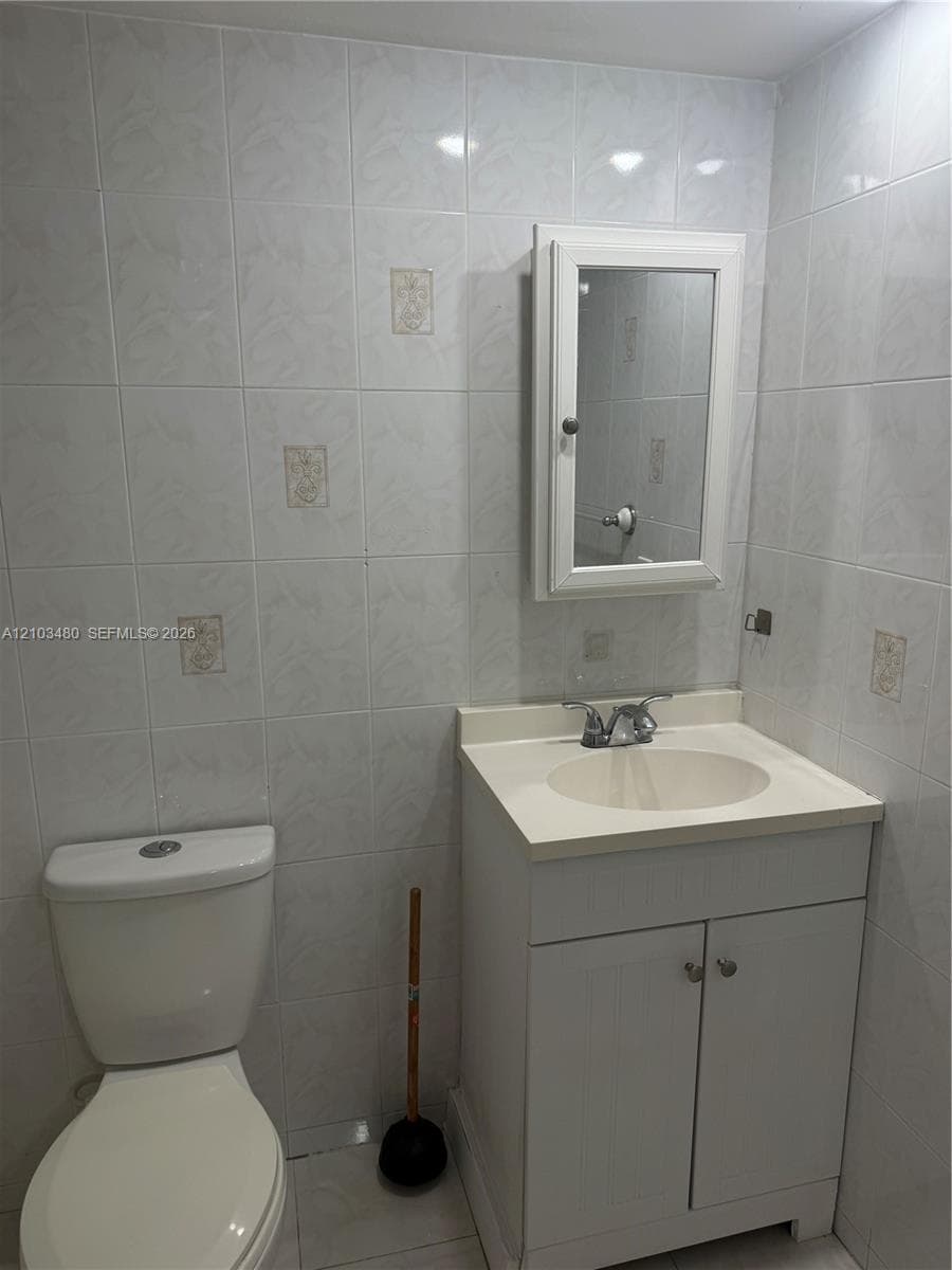 HALF MOON TOWERS CONDO · #604 in Miami - Photo 9
