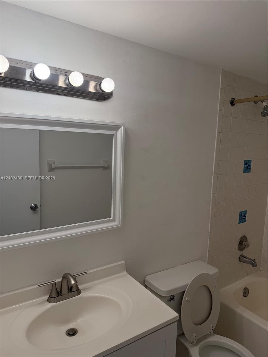 HALF MOON TOWERS CONDO · #604 in Miami - Photo 14