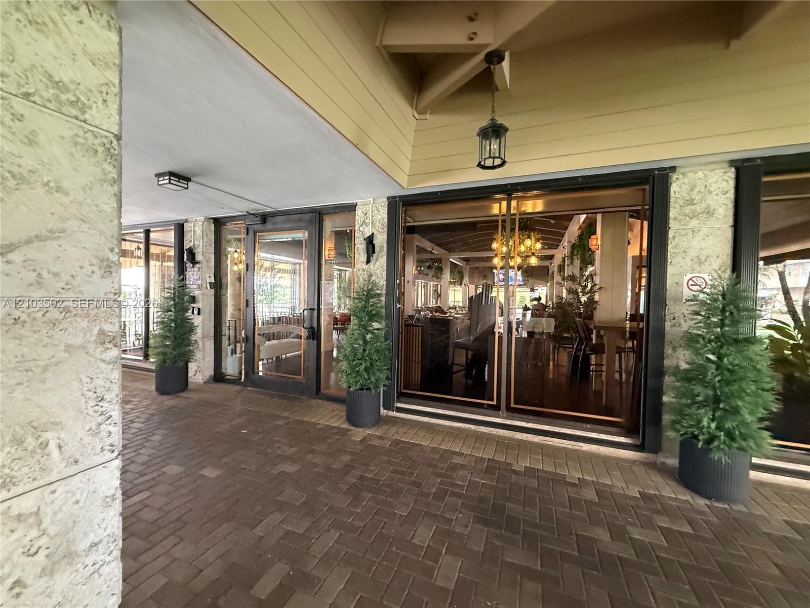 Onsite Indoor/Outdoor Dining